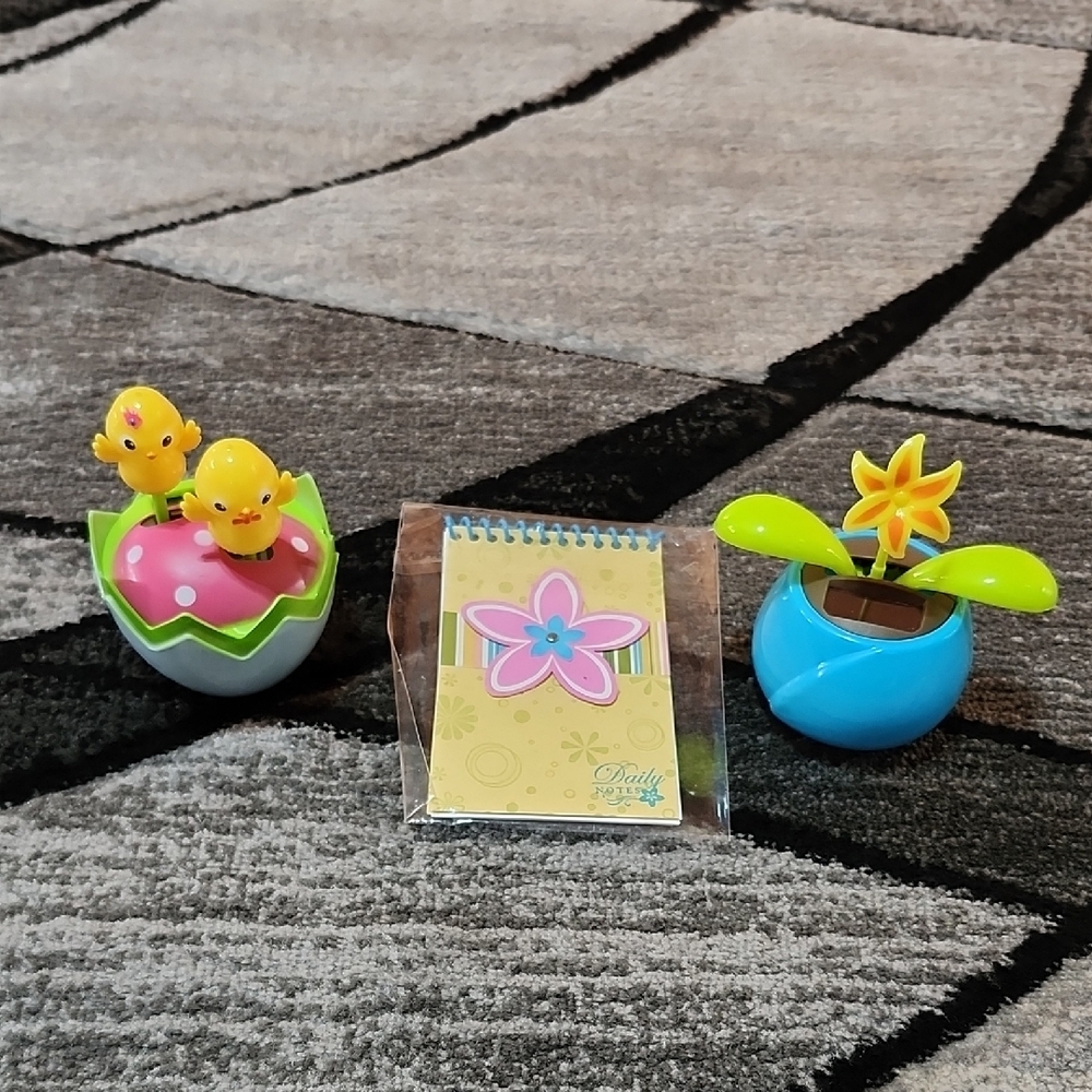 SOLAR POWERED FLOWER & RARE 2 CHICKS DANCING & FLOWER NOTE PAD BUNDLE